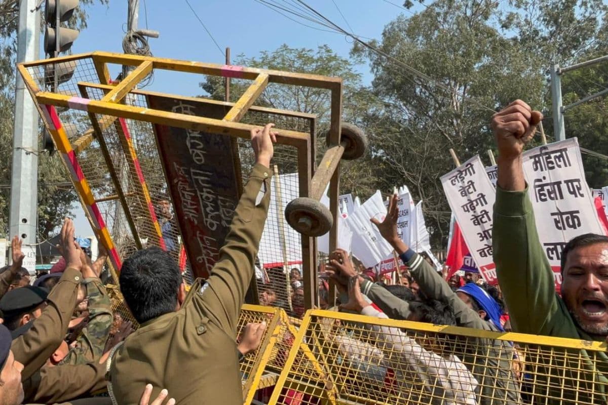 पटना में नीट छात्रा की मौत पर प्रदर्शन, बैरिकेडिंग तोड़ आगे निकले लोग, खूब हुआ बवाल