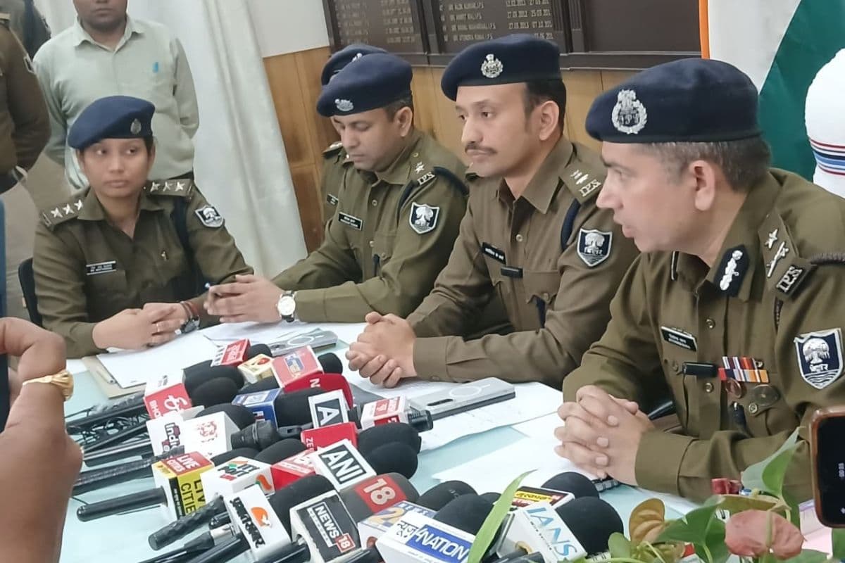 पटना NEET छात्रा मौत केस: पत्रकारों के सवाल पर SSP बोले- नो कमेंट्स, 15 मिनट में PC खत्म, अधिकारियों ने क्या कहा?
