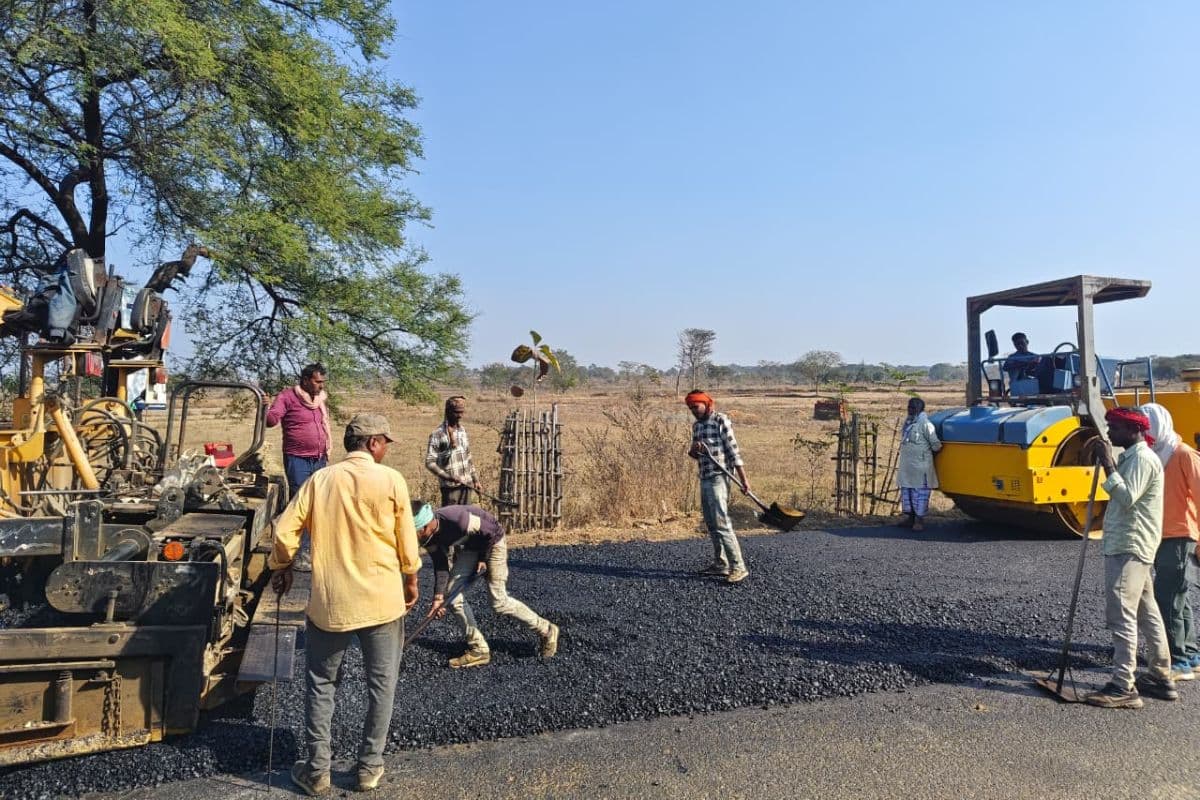 खरसावां-भोया सड़क के राइडिंग क्वालिटी में सुधार कार्य की क्वालिटी पर ही सवाल, जांच का आदेश