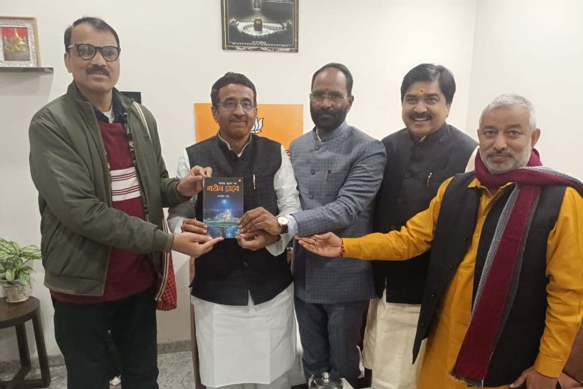 बिहार के विकास की कहानी किताब में उतरी, मंत्री संजय टाइगर को भेंट की गई अमलेश राजू की ‘नीतीश कुमार का मरीन ड्राइव’