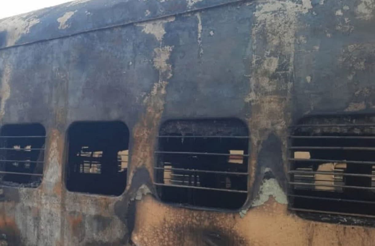 बंगाल के बर्दवान में हादसा, कटवा स्टेशन पर खड़ी ट्रेन के एक डिब्बे में लगी आग बंगाल के बर्दवान में हादसा, कटवा स्टेशन पर खड़ी ट्रेन के एक डिब्बे में लगी आग
