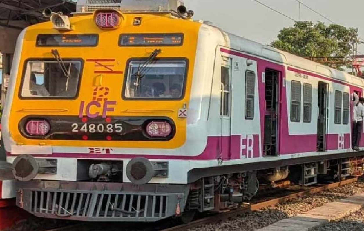 सियालदह अप और डाउन लाइन पर ट्रेनों की आवाजाही बंद, यात्रियों की बढ़ी परेशानी