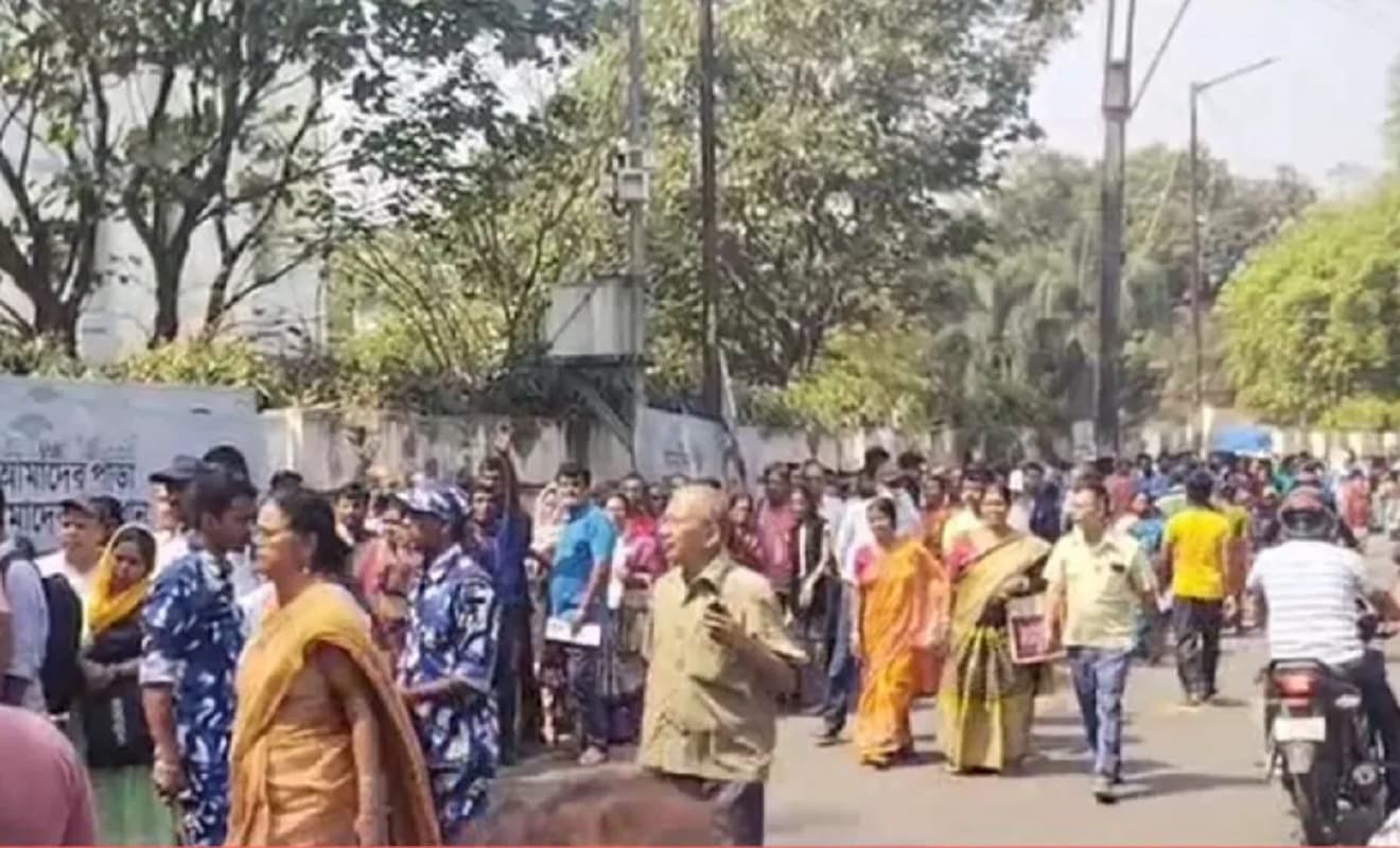 वोटर लिस्ट में नाम शामिल होना आसान नहीं, DM ऑफिस के आगे हजारों लोग कतार में