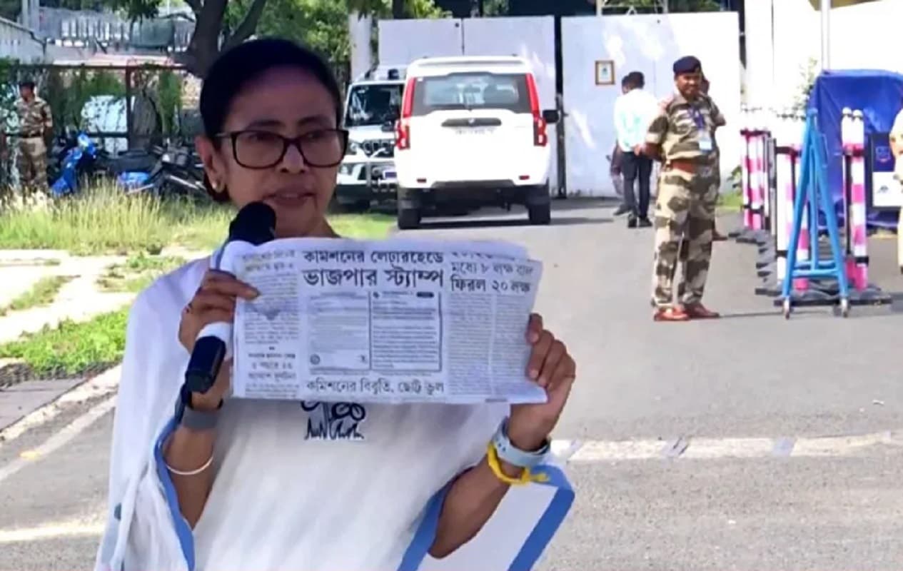 बंगाल पहुंचा लेटर हेड पर भाजपा की मुहर का मुद्दा, ममता बनर्जी बोली- निष्पक्ष नहीं रहा चुनाव आयोग