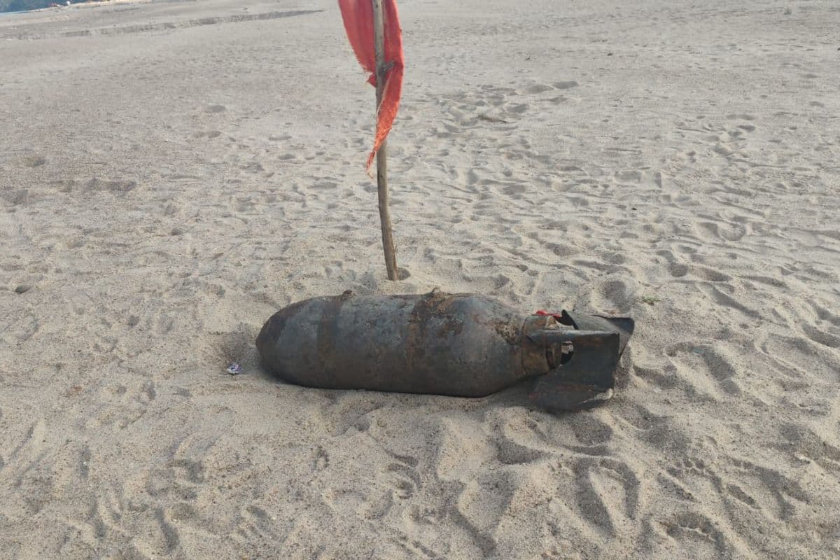 East Singhbhum: बहरागोड़ा में आज भी एक्टिव है बड़ा सा बम, सेल्फी ले रहे हैं लोग