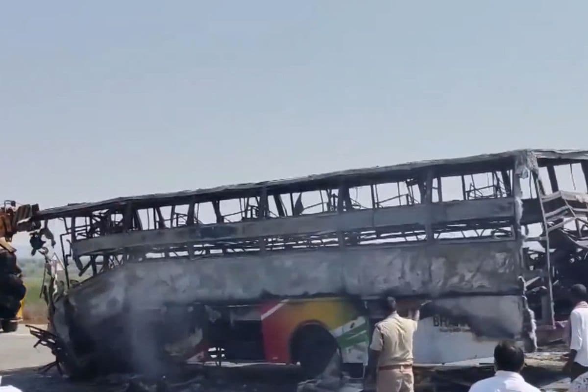 आंध्र प्रदेश में बस-लॉरी टक्कर के बाद भीषण आग, 13 यात्री जिंदा जलकर मरे