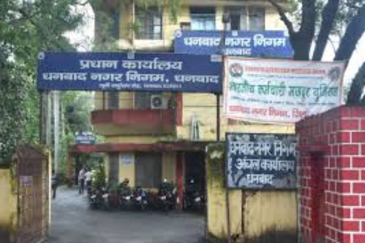 धनबाद डिप्टी मेयर अरुण चौहान की कुर्सी पर संकट के बाद, आपराधिक मामले छिपाने का आरोप