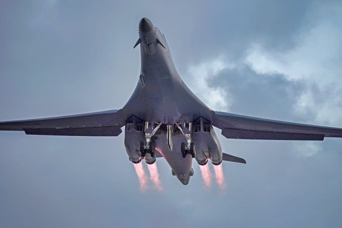 ईरान पर होगा भयानक वार! ब्रिटेन में आए 4 US फाइटर प्लेन; इनमें एक बार में 24 मिसाइलें मारने वाला भी शामिल