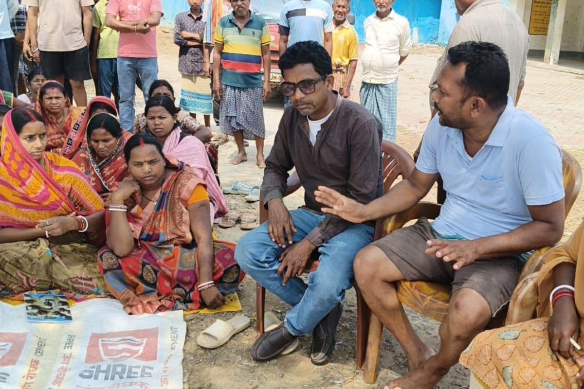 बंदगांव में नहीं थमा शिक्षिका और ग्रामीणों का विवाद, दूसरे दिन भी स्कूल में लटका रहा ताला