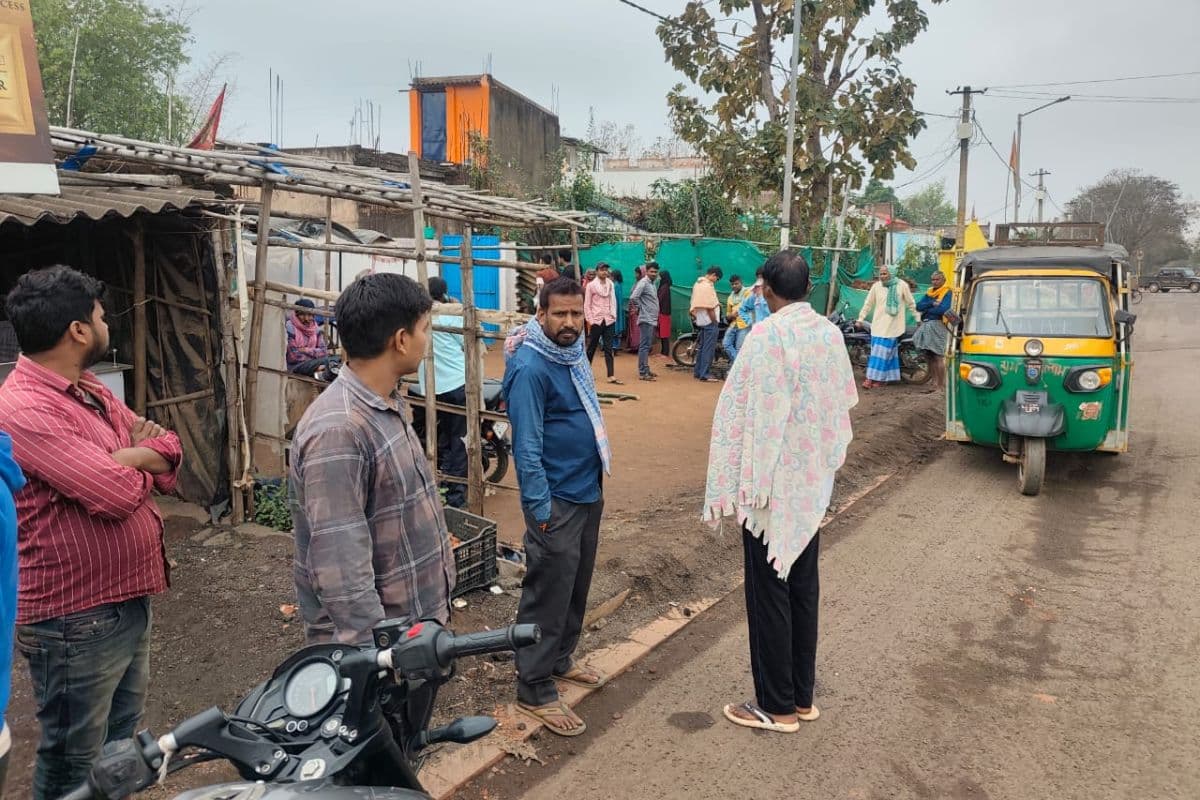 Dumka: जोगिया मोड़ में अज्ञात वाहन के धक्के से बाइक सवार युवक की मौत, गांव में मातम