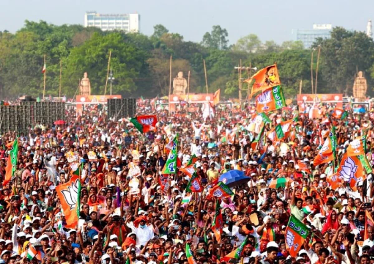 पीएम मोदी की कोलकाता रैली कितने आये लोग, अब भीड़ पर छिड़ी सियासी जंग