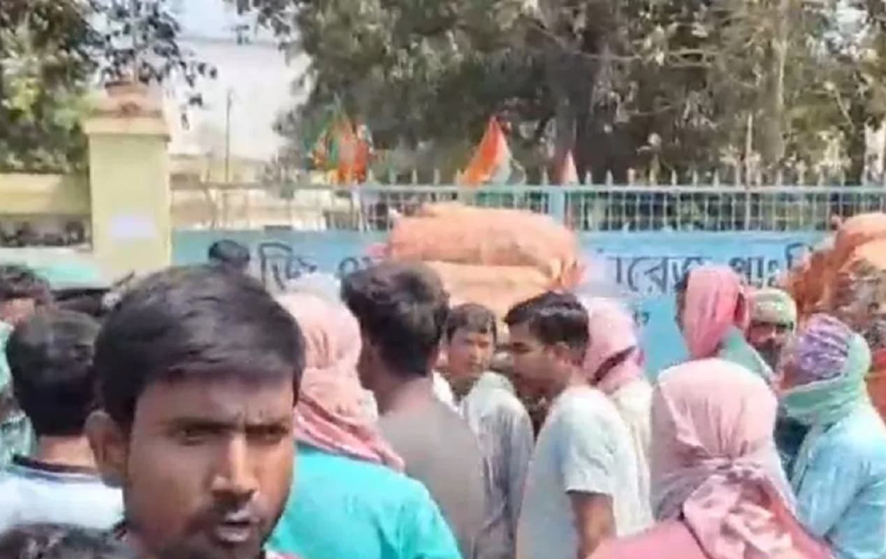बंगाल के कोल्ड स्टोरेज में आलू के लिए जगह नहीं, बांकुरा में किसानों ने किया हंगामा बंगाल के कोल्ड स्टोरेज में आलू के लिए जगह नहीं, बांकुरा में किसानों ने किया हंगामा