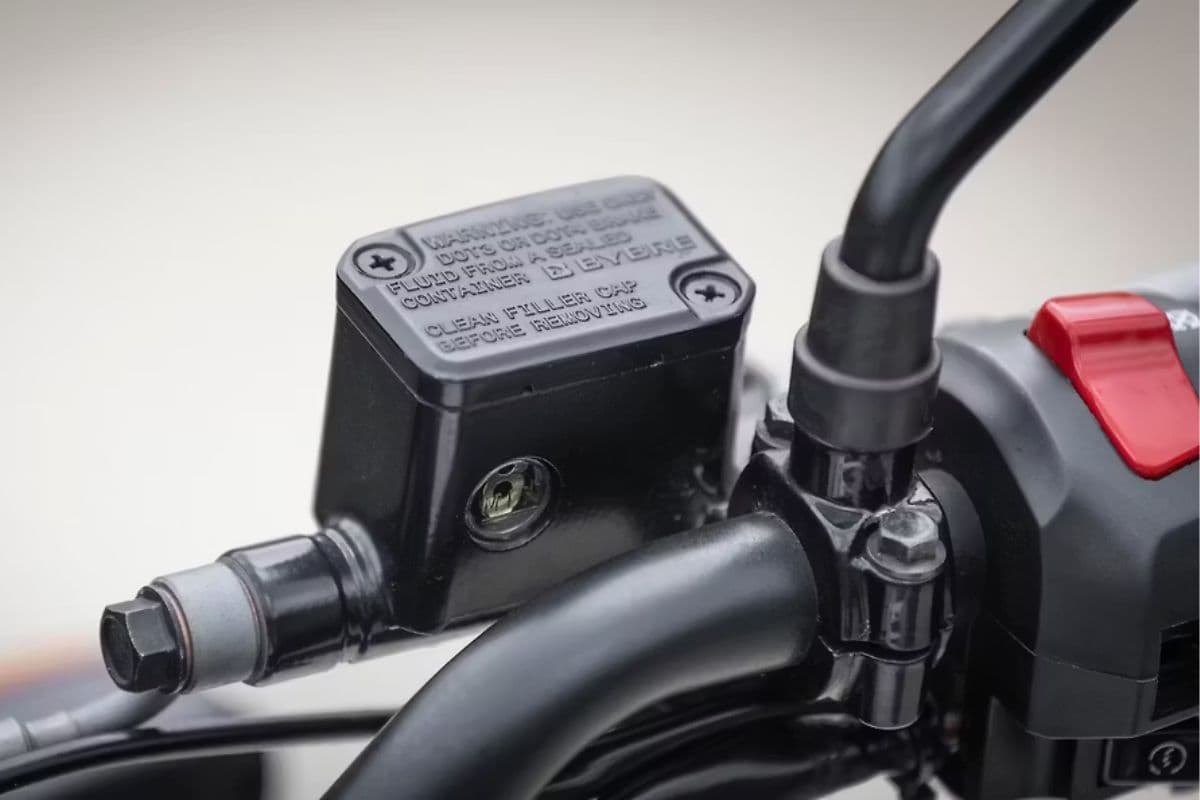 कुछ बाइक्स के ब्रेक के पास दिखने वाला छोटा बॉक्स क्या होता है? जानिए इसका असली काम