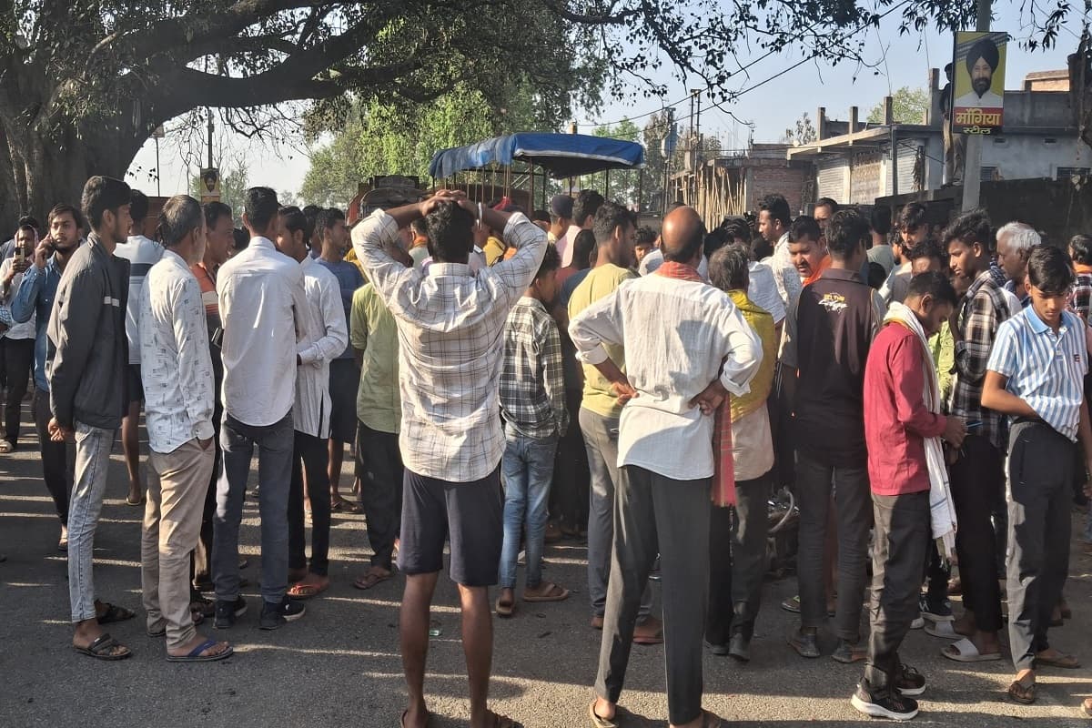 चतरा में सड़क हादसा: अज्ञात वाहन की चपेट में आने से व्यक्ति की मौत, सड़क जाम