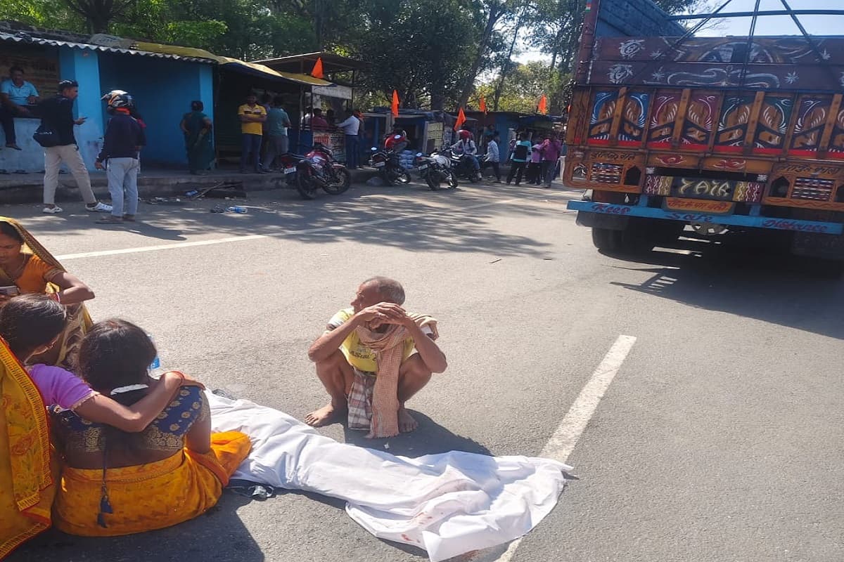चतरा के सिमरिया में ट्रक की टक्कर से महिला की मौत, परिजनों में मचा हाहाकार