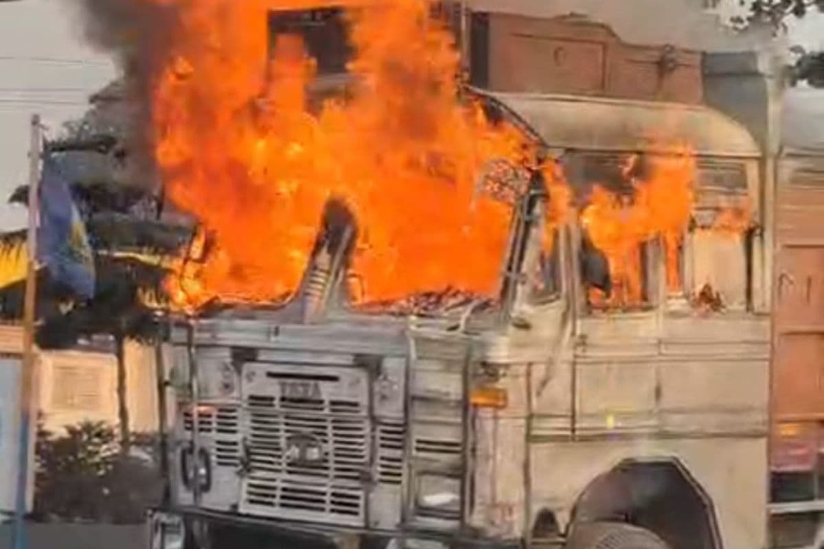चतरा में पेट्रोल पंप के पास खड़ा ट्रक बना 'आग का गोला': दमकल की फुर्ती से टला भीषण विस्फोट