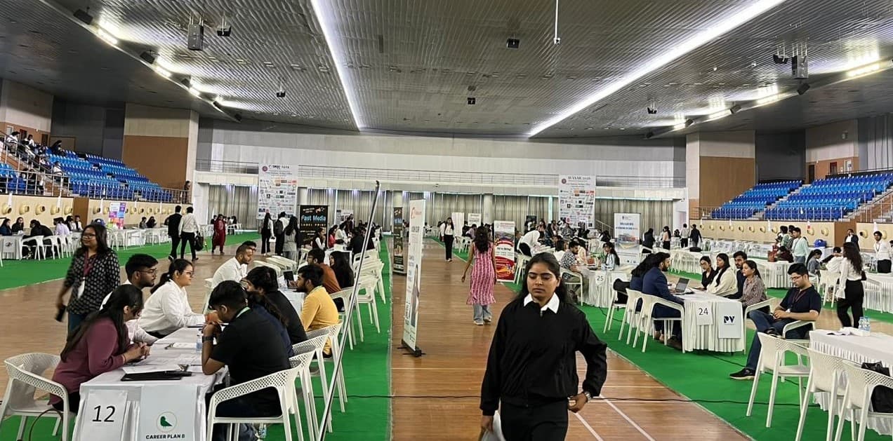 DU: डीयू में हुआ जॉब मेले का आयोजन, हजारों छात्रों को मिली नौकरी