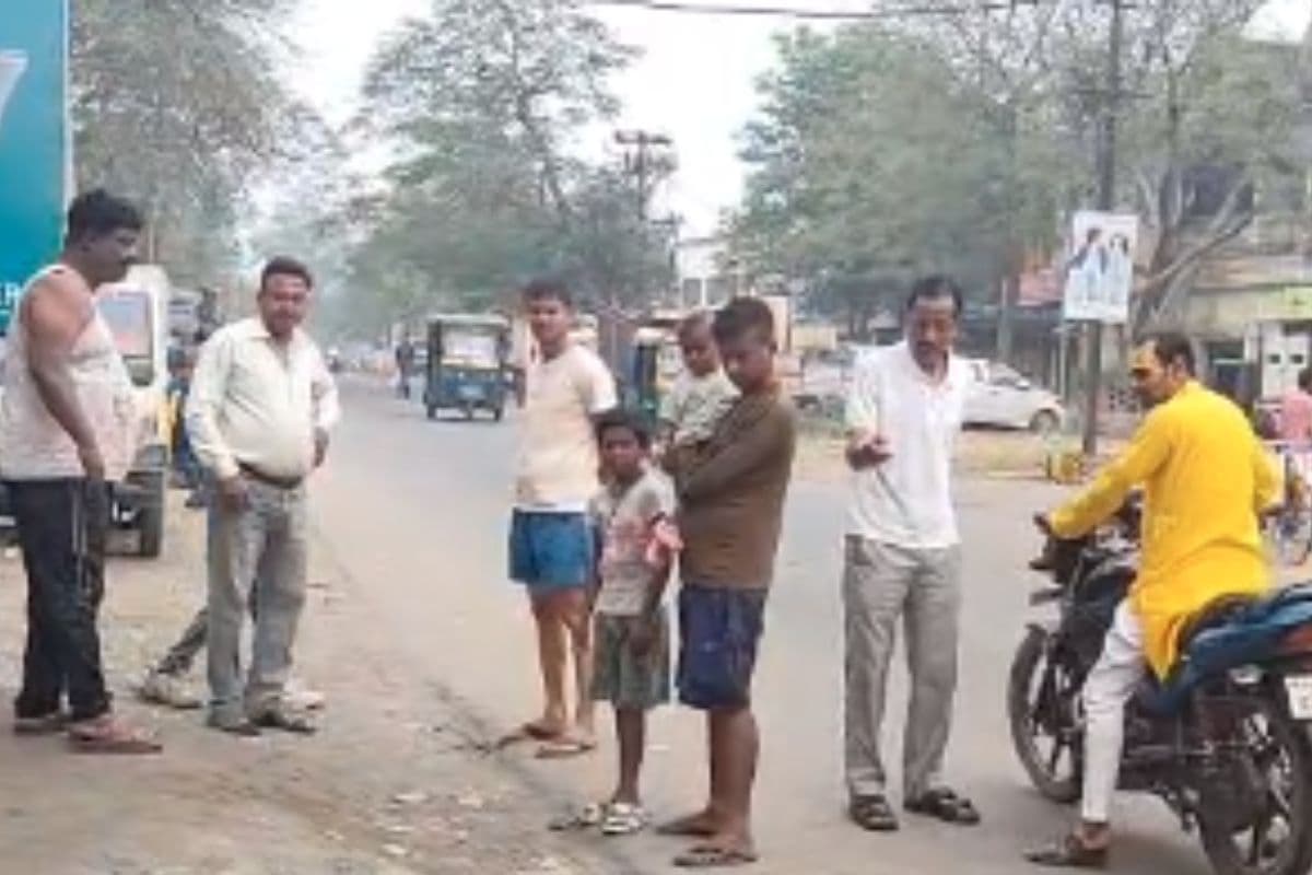 बेजुबान की बेमौत मौत: तेज रफ्तार वाहन या कुछ और? धनबाद में मिला हिरण का शव, जांच में जुटी पुलिस