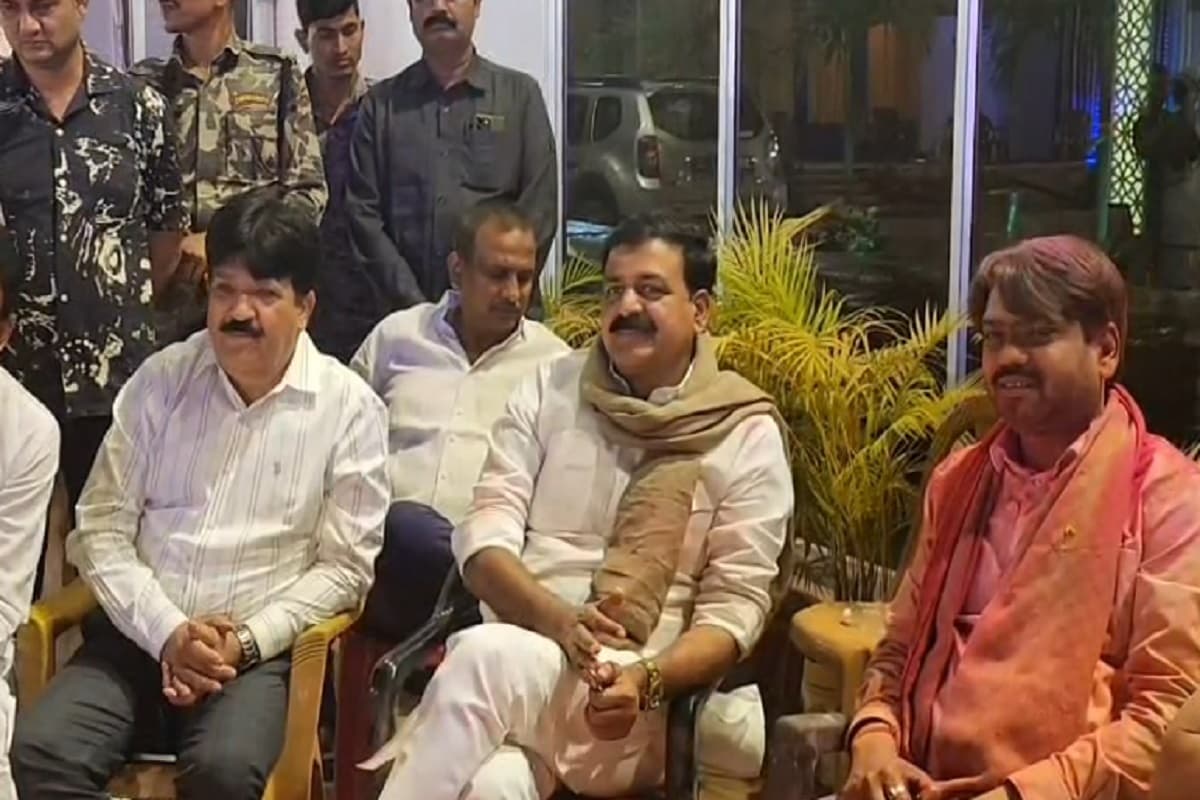 धनबाद पहुंचे बिहार के मंत्री जमा खां, नवनिर्वाचित मेयर संजीव सिंह को दी बधाई