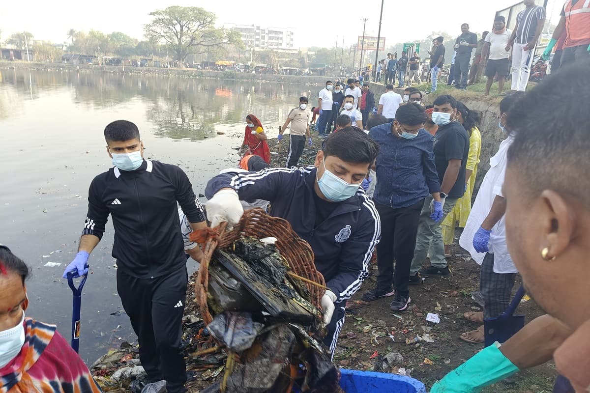धनबाद में रानी तालाब में सफाई अभियान और वृक्षारोपण, डीसी ने दिया पर्यावरण संरक्षण का संदेश