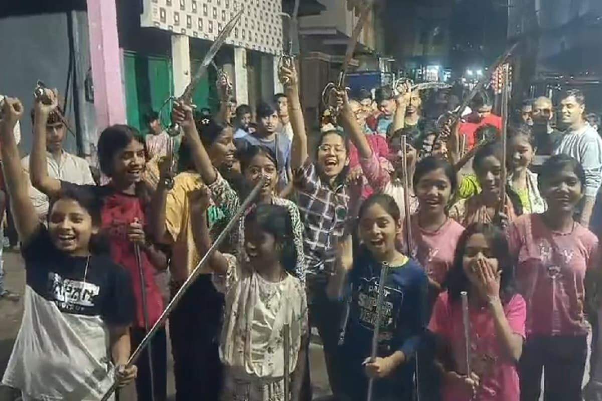 रामनवमी के जुलूस में धनबाद की बेटियों का दिखेगा हुनर, अखाड़ों में बहा रहीं पसीना