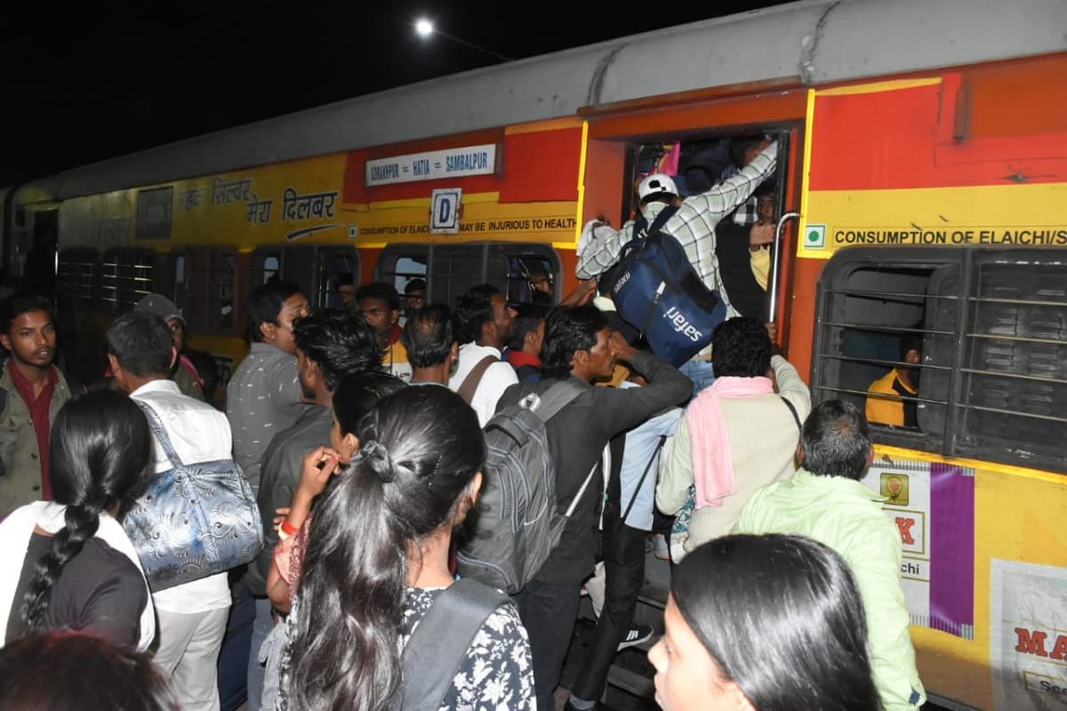 होली पर घर जाने वालों की धनबाद स्टेशन पर उमड़ी भीड़, दर्जनों लोगों की छूटी ट्रेन