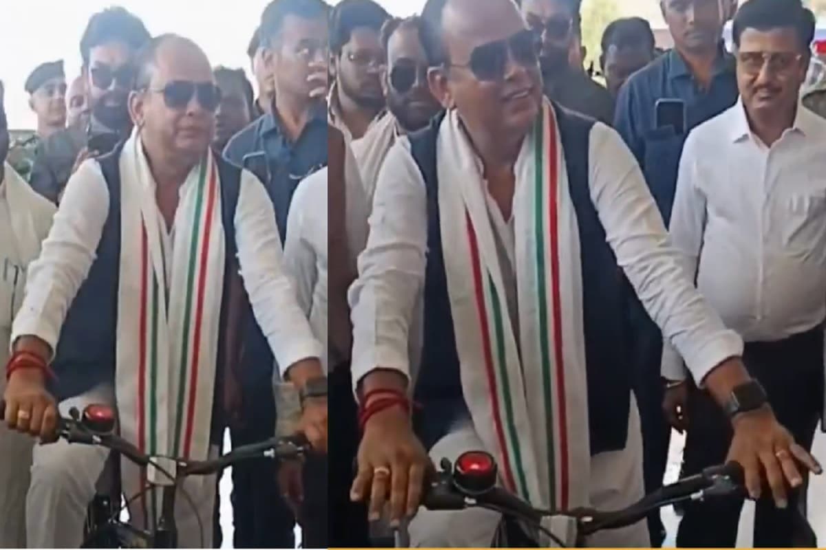 साइकिल से विधानसभा पहुंचे झारखंड के स्वास्थ्य मंत्री डॉ इरफान अंसारी, गैस-तेल संकट का विरोध