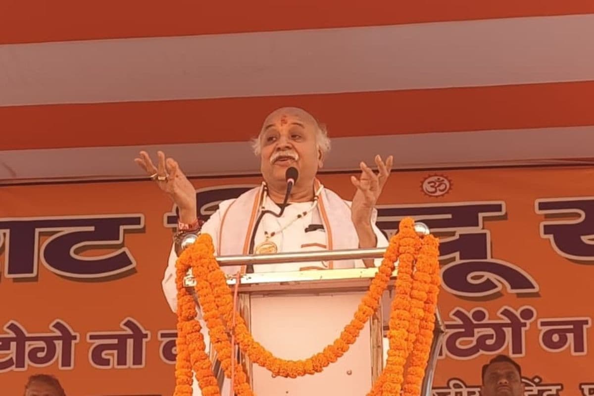 दुमका में डॉ. प्रवीण तोगड़िया की 'हुंकार'! बांग्लादेश घुसपैठ पर कड़ा प्रहार, लोगों से की बड़ी अपील