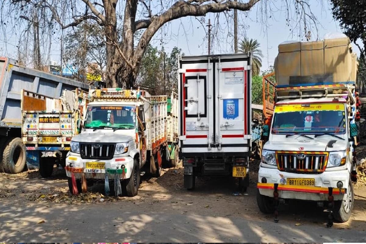 दुमका के हंसडीहा में दो युवकों के शव बरामद, डीटीओ की कार्रवाई में 6 मालवाहक गाड़ियां जब्त