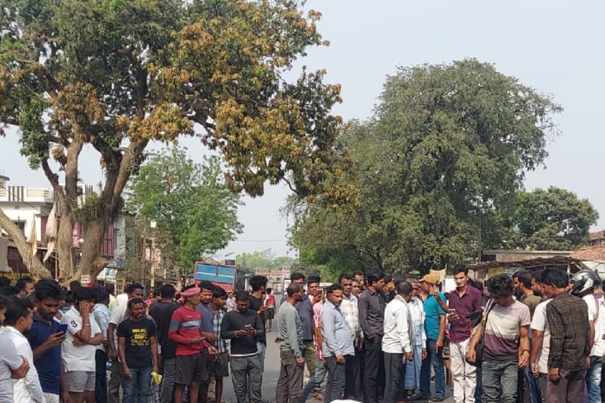 दुमका के शिकारीपाड़ा में दर्दनाक सड़क हादसा, हाईवा की चपेट में आने से दो फेरीवालों की मौत