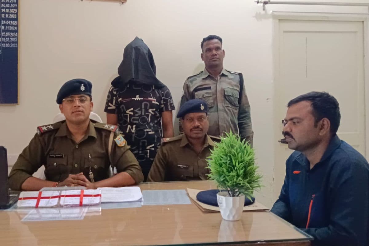 साइबर ठगी करते एक युवक गिरफ्तार, 2 मोबाइल जब्त लेकिन भाग निकले 5 अपराधी