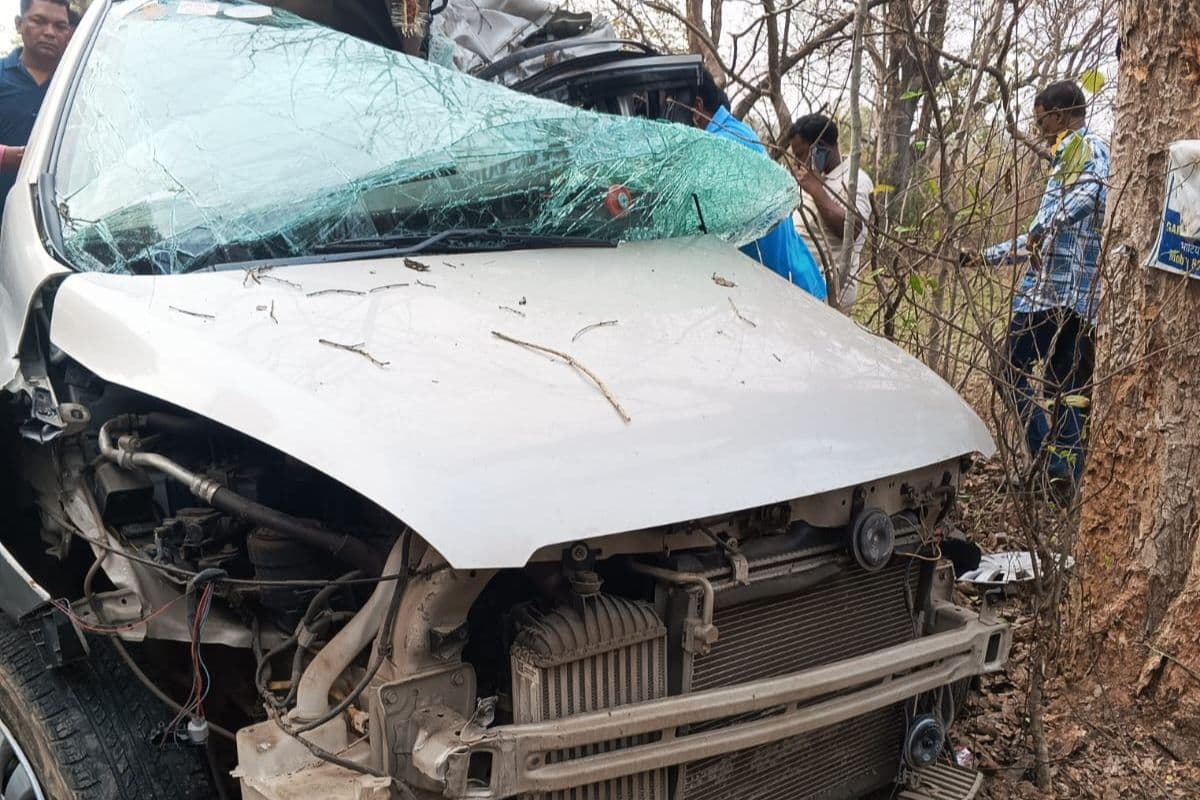 पूर्वी सिंहभूम में तेज रफ्तार का कहर: पेड़ से टकराकर चकनाचूर हुई कार, UCIL के 4 कर्मचारी गंभीर रूप से घायल