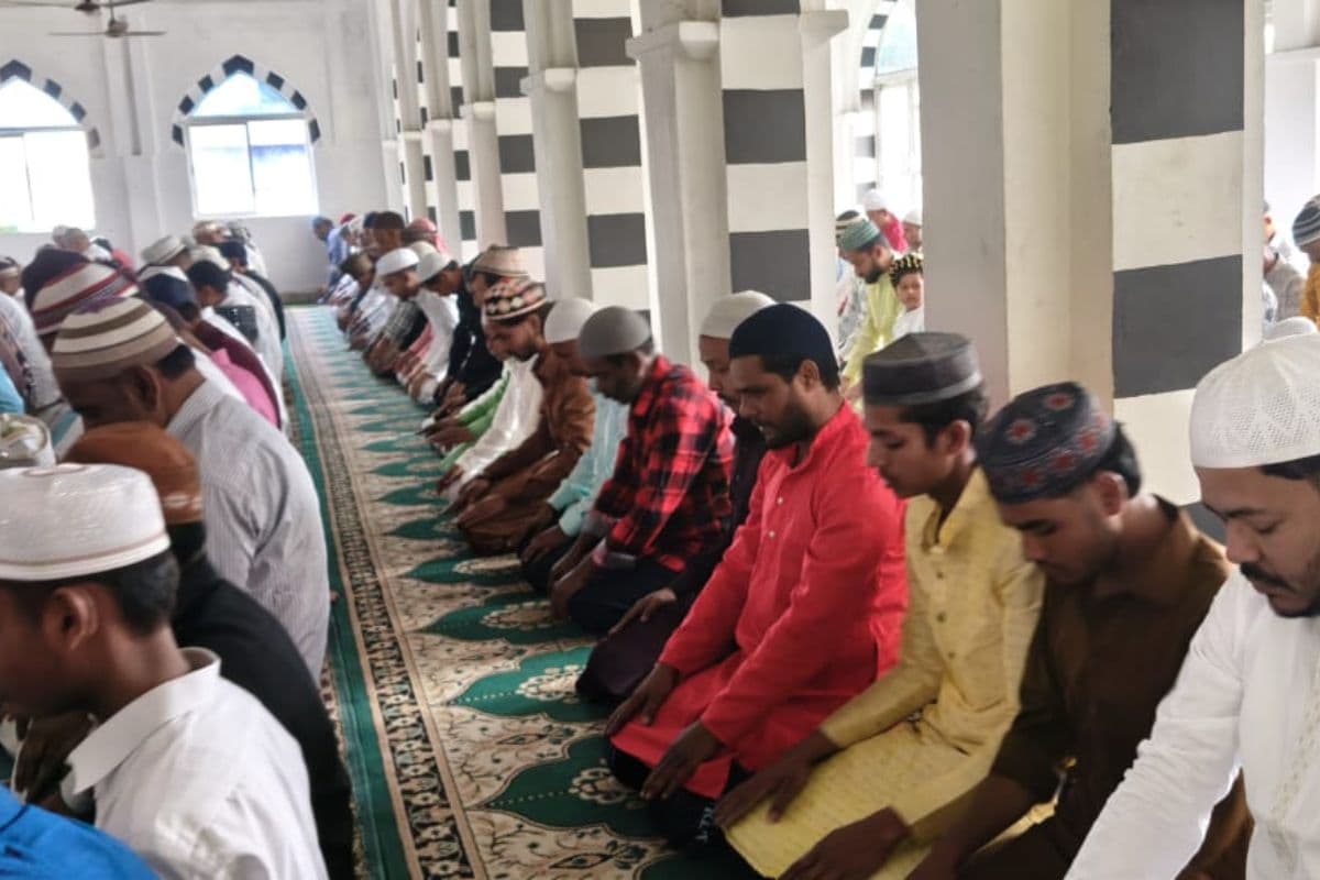 Ramgarh: ईद की नमाज अकीदत के साथ अदा, शहर में दिखा भाईचारे का माहौल