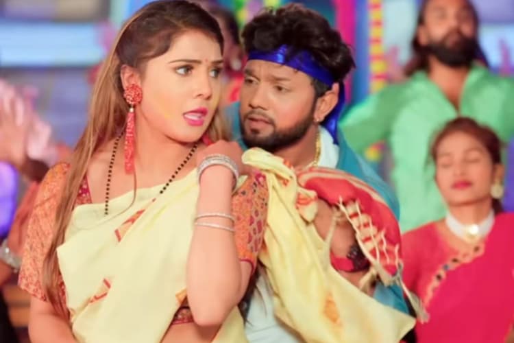 रंगों के त्योहार में फिर छाया,'गाल छू के गोड़ लागे देवरा'