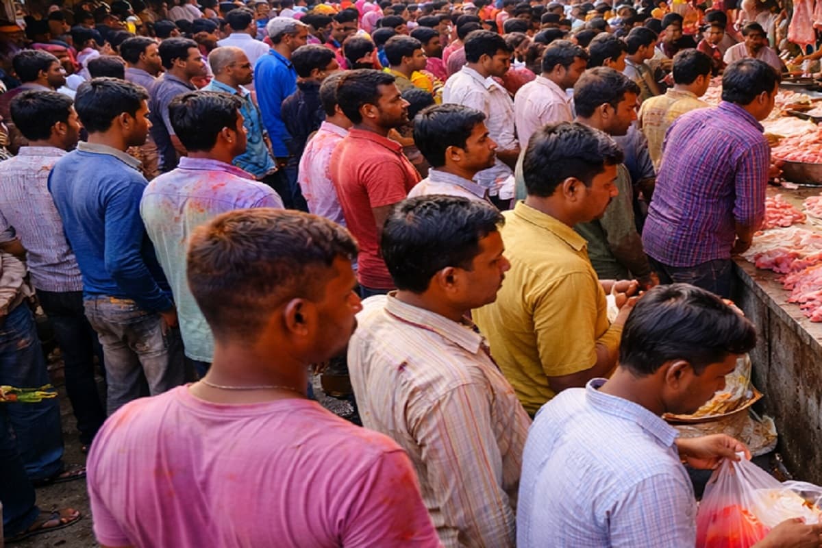 होली पर गुमला में नॉनवेज पर टूट पड़े लोग, भोर होते ही बाजारों में उमड़ी भीड़