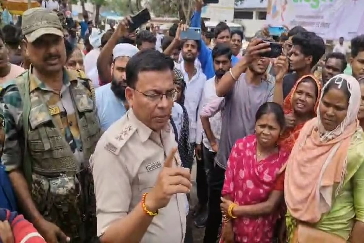 गैस किल्लत पर गुमला में फूटा गुस्सा, आक्रोशित लोगों ने सड़क किया जाम