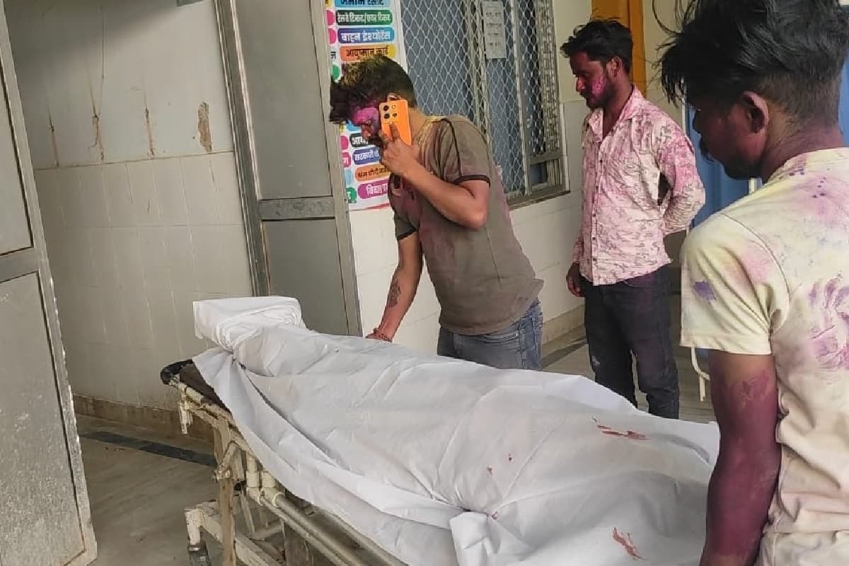 गुमला में पेड़ से टकराई तेज रफ्तार बाइक, एक की मौत, एक घायल