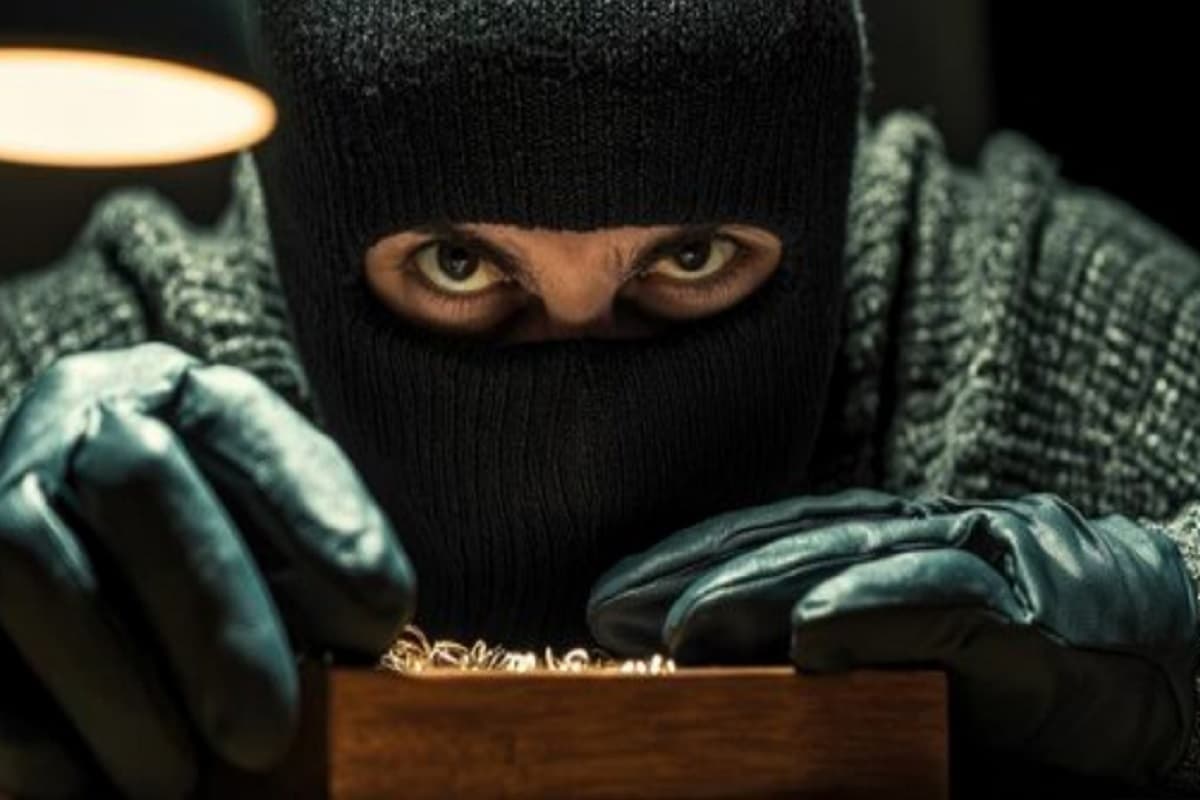 चोरों ने माट'सा को कर दिया कंगाल, बंद घर से ले उड़े 18 लाख के गहने और 1.5 लाख रुपये