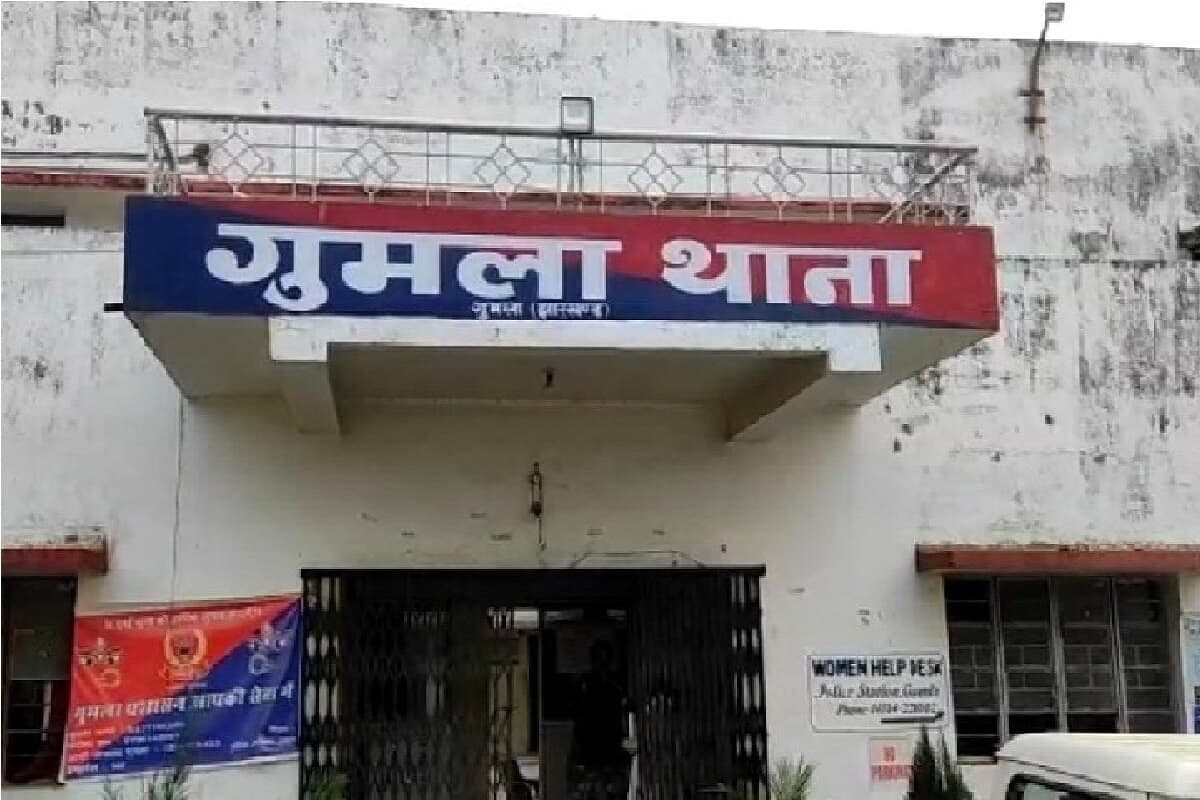 गुमला में बच्चा चोरी की अफवाह पर बवाल, दो ग्रामीणों की पिटाई, पुलिस बचाई जान