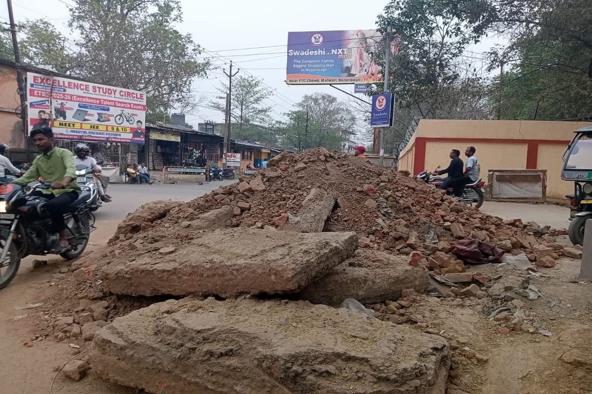 हजारीबाग में अधिकारी बेपरवाह, शहर की सड़कों पर पड़ा है मलबों का ढेर