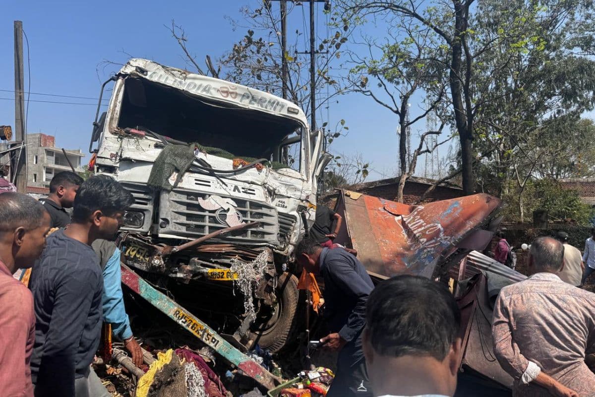 हजारीबाग में अनियंत्रित ट्रेलर बना काल: बस और टेंपो को मारी टक्कर, दुकानदार समेत 2 की मौत, दर्जनों घायल