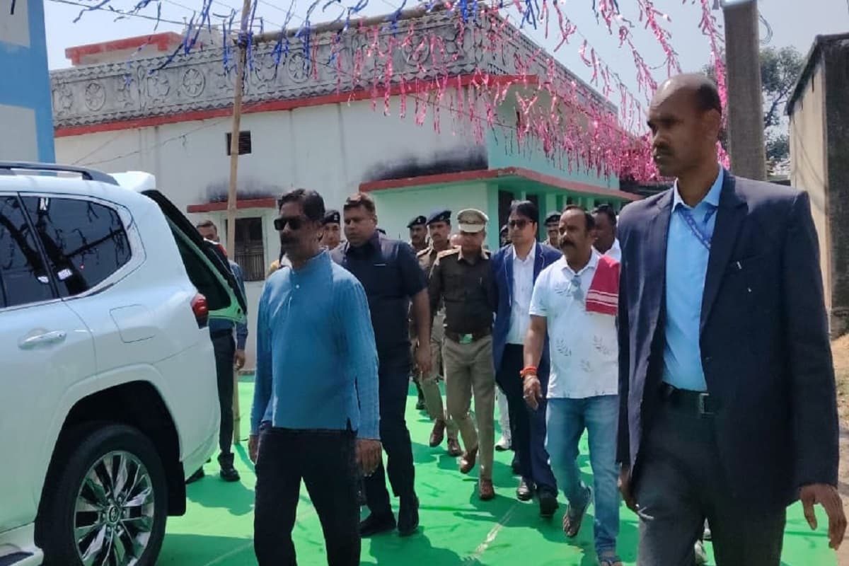 सीएम हेमंत सोरेन ने नेमरा में किया तालाब का निरीक्षण, बाहा पूजा के लिए अधिकारियों को दिए निर्देश