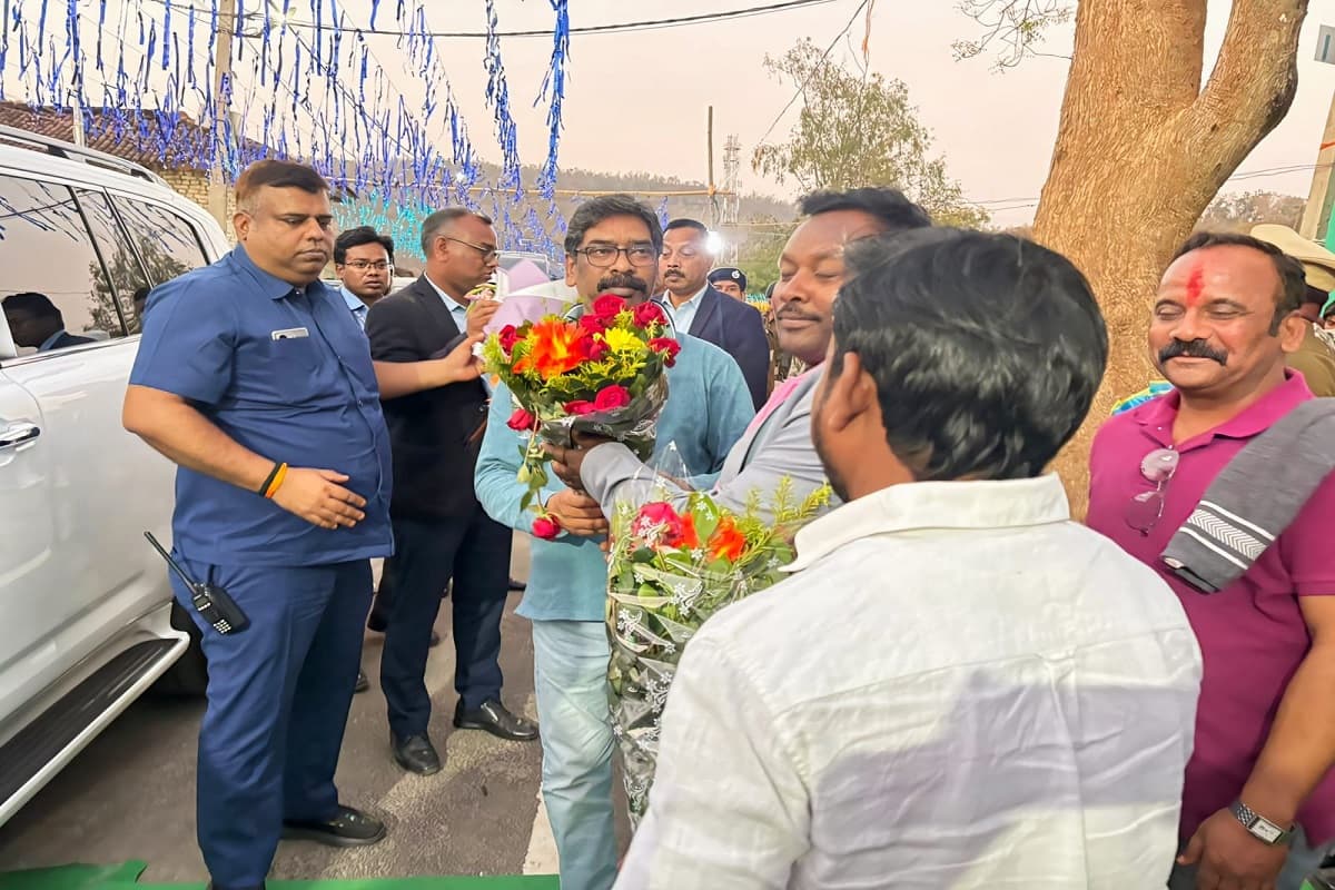 नेमरा में बाहा पूजा को लेकर उत्साह चरम पर, सीएम हेमंत सोरेन पहुंचे पैतृक गांव