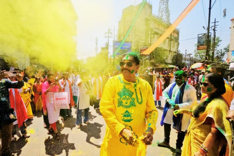 बंगाल में जमकर मनी होली, ममता बनर्जी और अभिषेक ने दी दोल की शुभकामनाएं