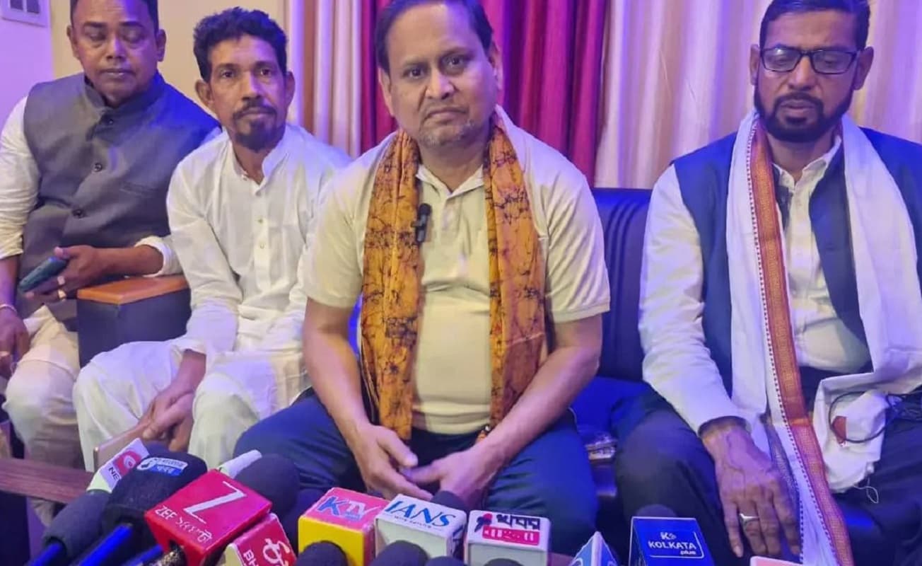हुमायूं कबीर का पहला दांव ही पड़ा उलटा, चुनाव आयोग की आपत्ति के बाद बदला पार्टी का नाम हुमायूं कबीर का पहला दांव ही पड़ा उलटा, चुनाव आयोग की आपत्ति के बाद बदला पार्टी का नाम