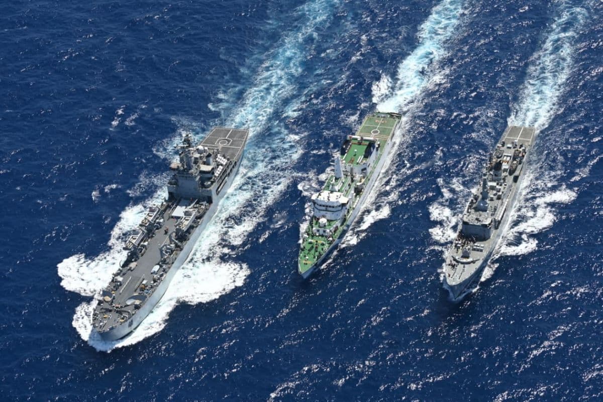 स्ट्रेट ऑफ होर्मुज में तैनात हुई इंडियन नेवी, वॉरशिप से एस्कॉर्ट कर रही तिरंगा लगे जहाज