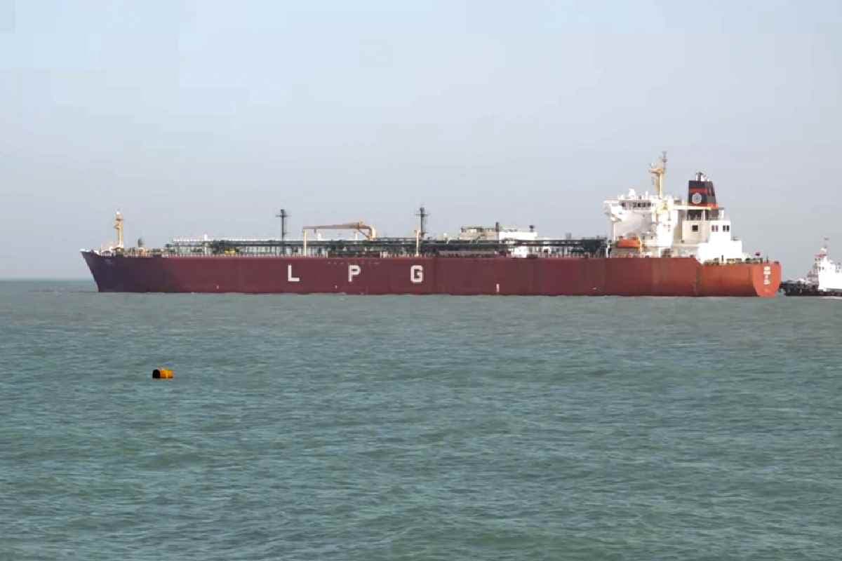 पश्चिम एशिया तनाव के बीच 2 भारतीय LPG टैंकर होर्मुज पार करेंगे