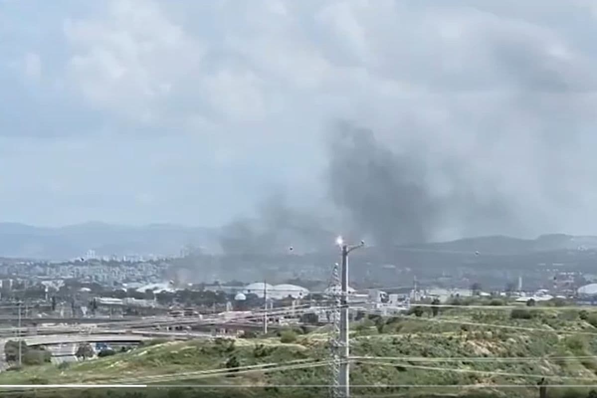ईरान ने मिसाइल मारकर इजराइल की बाजान रिफाइनरी को किया धुआं-धुआं, देखें Video