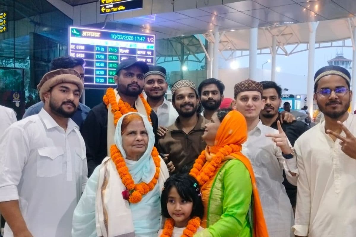 सिविल सर्विसेज में सफलता पाने वाले इस्तियाक रहमान का रांची एयरपोर्ट पर स्वागत