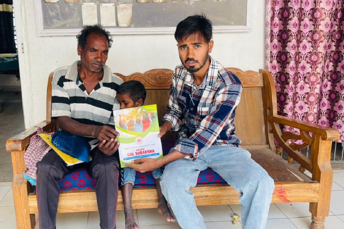 जगन्नाथपुर हाट में भटका मिला बच्चा, ‘बाल सुरक्षा’ अभियान के तहत परिजनों से मिलाया गया